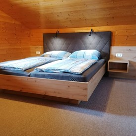 Ferien Bauernhof: Talblick - gemütliches Schlafzimmer mit zwei Schlafplätzen, eingebettet in Holz

privater Balkon - Steinerbauer - Urlaub am Biokinderbauernhof