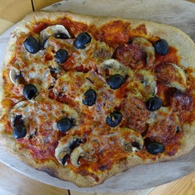 Ferien Bauernhof: Pizza - gebacken in unseren Holzbackofen - Ferienhof Hohe
