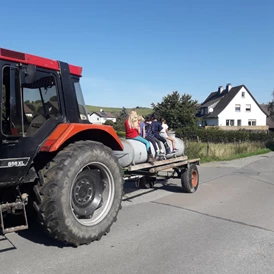 Ferien Bauernhof: Spaß beim Wasser fahren für die Rinder - Ferienhof Schmiddes