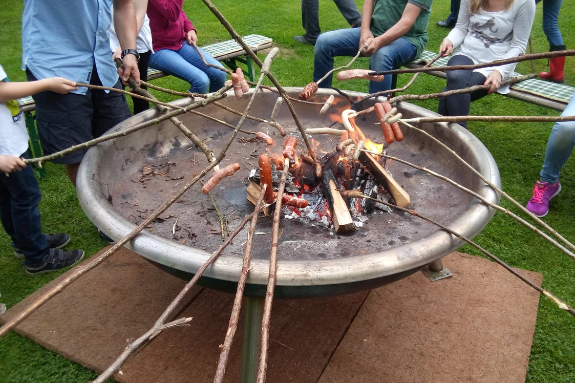 Ferien Bauernhof: Würstchen braten an der Feuerschüssel. - Ferien am Talhof