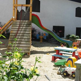 Ferien Bauernhof: Innenhof-Spielplatz - Eselgut  mit  Donautraumblick
