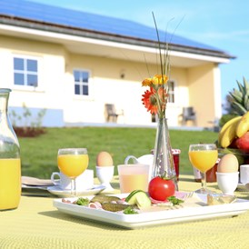 Ferien Bauernhof: Frühstück auf der Terrasse? - Hubertushof Eifel