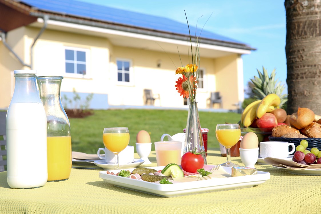 Ferien Bauernhof: Frühstück auf der Terrasse? - Hubertushof Eifel