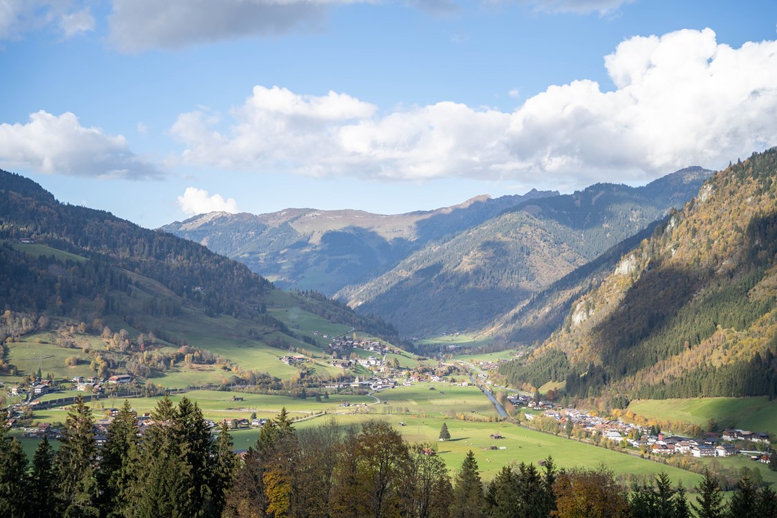 Ferien Bauernhof: Ausblick vom Hof ins Tal - Biohof Maurachgut