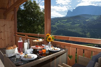 Ferien Bauernhof: Frühstück genießen in der Morgensonne und atemberaubenden Ausblick genießen von der Wohnung Rosacea aus. - Pignathof 