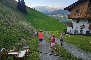 Ferien Bauernhof: Gäste-Kinder bei der tatkräftigen Unterstützung  - Ferienwohnungen Perfeldhof