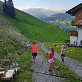 Ferien Bauernhof: Gäste-Kinder bei der tatkräftigen Unterstützung  - Ferienwohnungen Perfeldhof