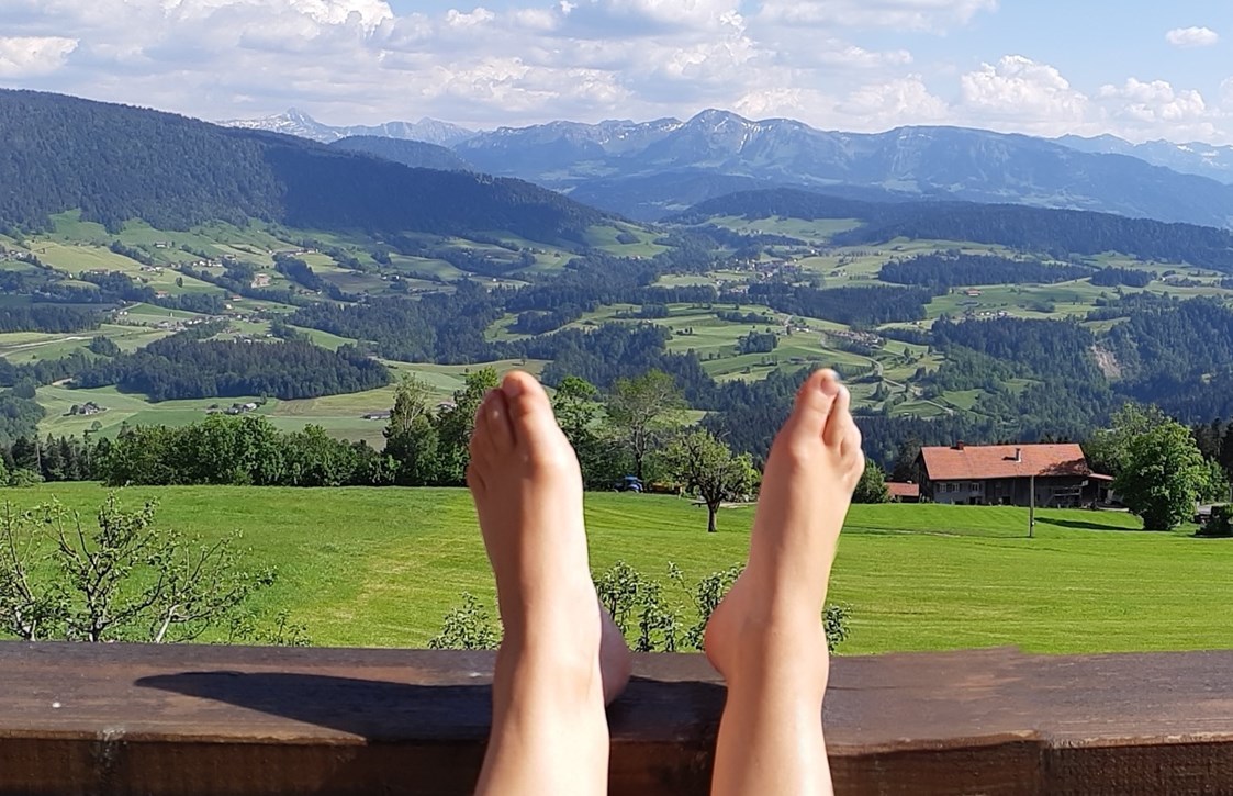Ferien Bauernhof: Sonnenstunden auf dem Balkon genießen - Haus Adlerhorst