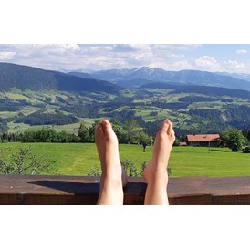 Ferien Bauernhof: Sonnenstunden auf dem Balkon genießen - Haus Adlerhorst
