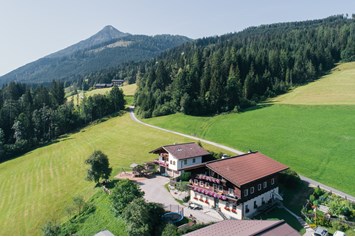 Ferien Bauernhof: Aussicht auf den Hausberg Lackenkogel - Bio-Familienbauernhof Göttfriedbauer