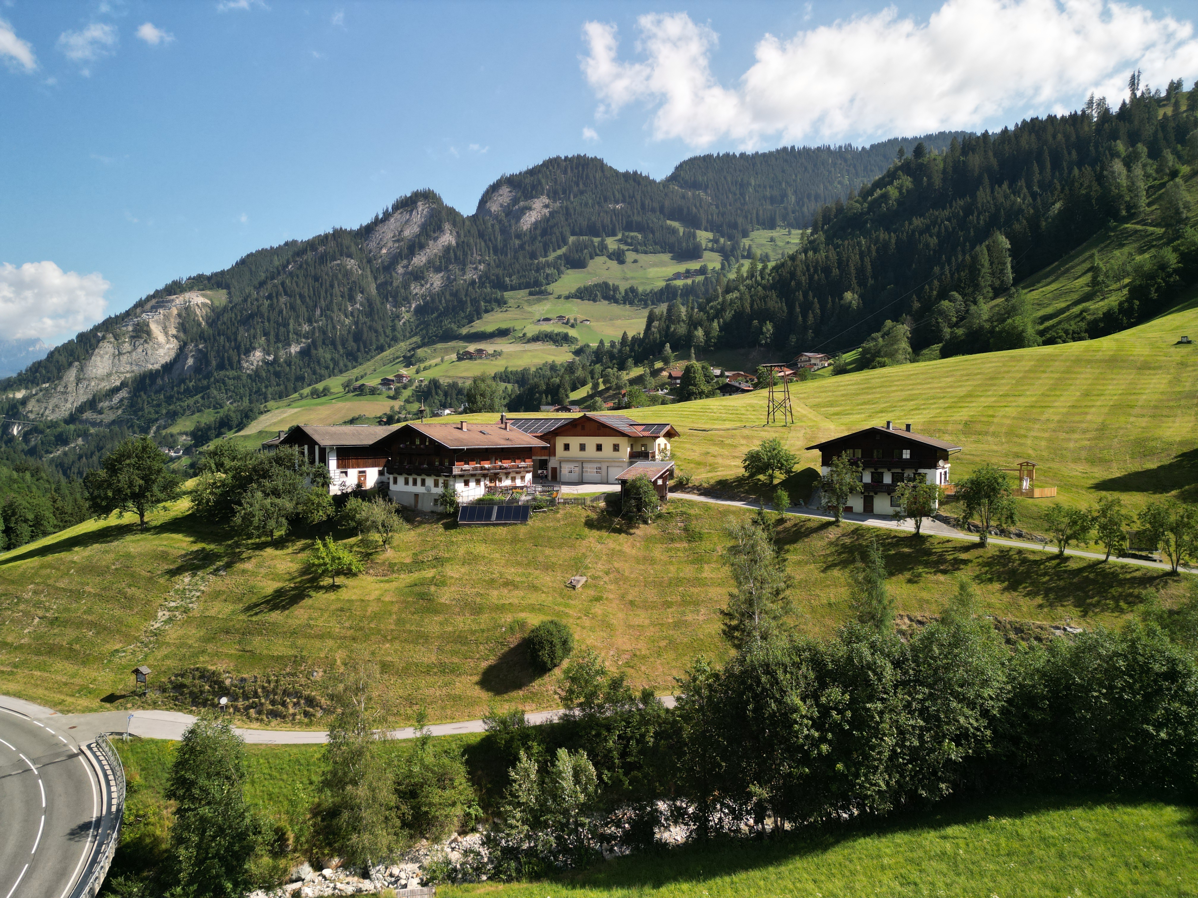 Ferien Bauernhof: Der Lambachhof mit der Berglandschaft im Hintergrund. - Lambachhof - Außenbereich, Bauernhof, Sommer