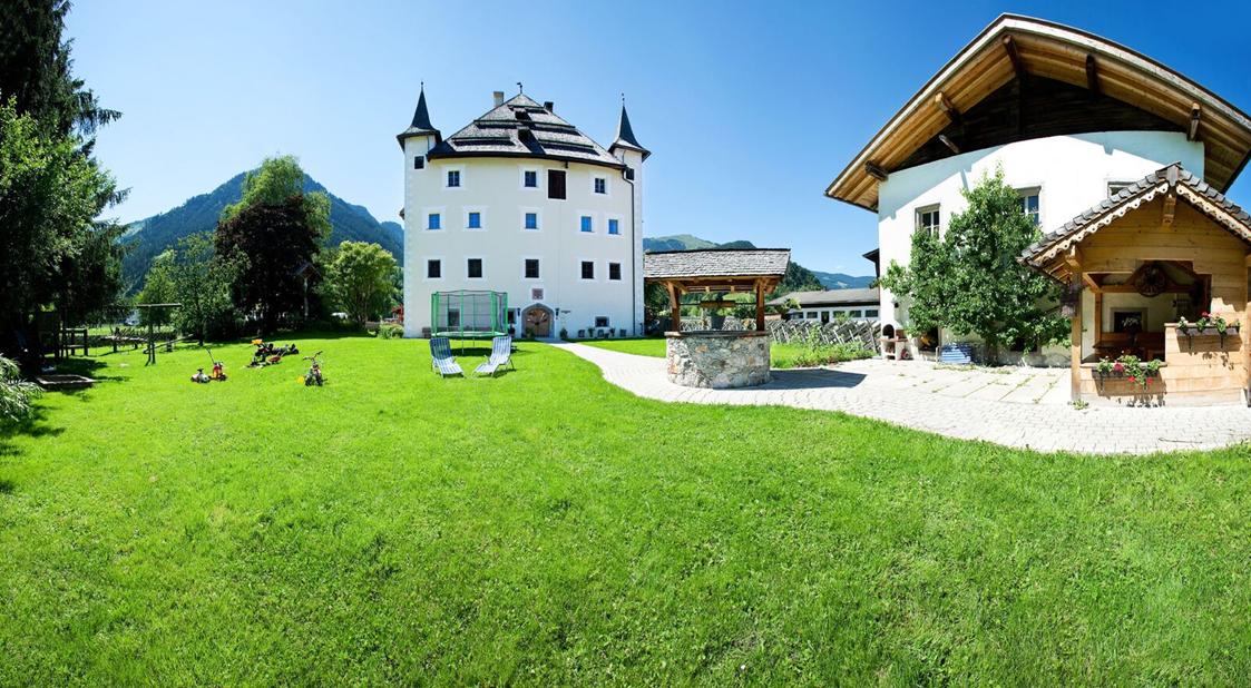 Ferien Bauernhof: Schloss Saalhof Außenansicht - Schloss Saalhof