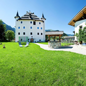 Ferien Bauernhof: Schloss Saalhof Außenansicht - Schloss Saalhof