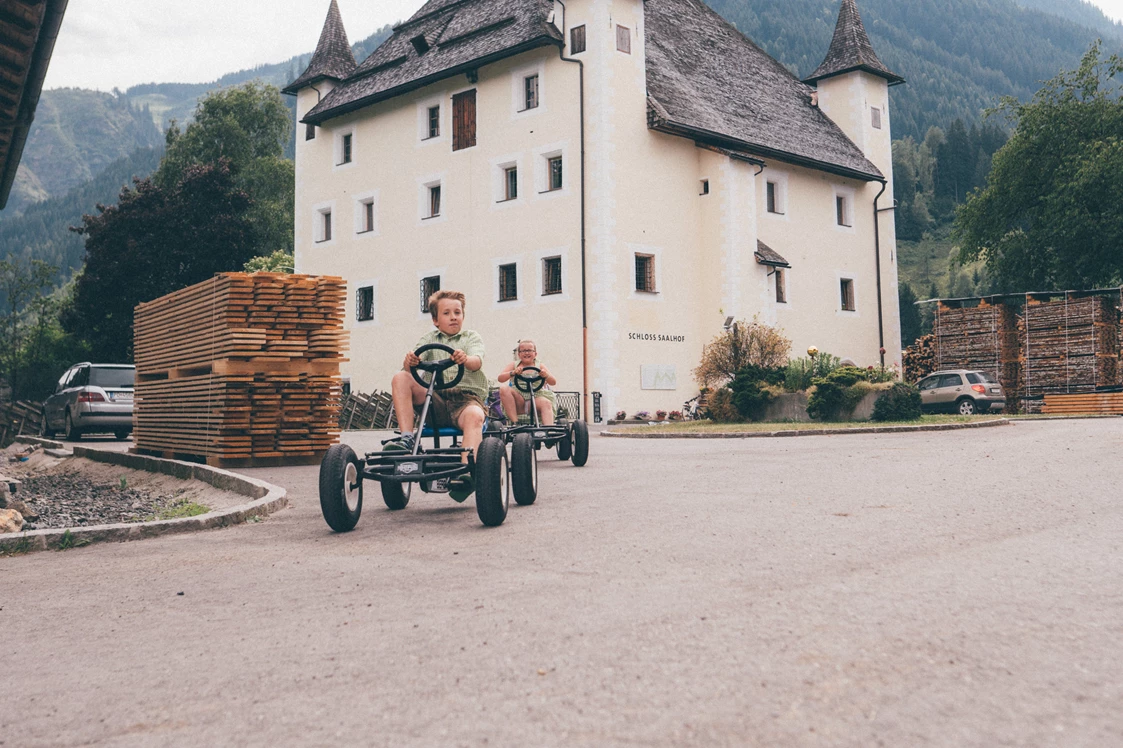 Ferien Bauernhof: Fahren mit den Gokarts auf unserem Hof - Schloss Saalhof