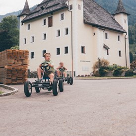 Ferien Bauernhof: Fahren mit den Gokarts auf unserem Hof - Schloss Saalhof