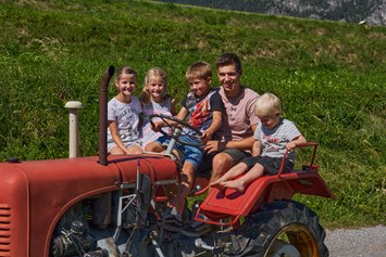 Ferien Bauernhof: Fahrt mit dem kleinen roten Traktor - Bauernhof Leneler