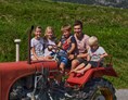 Ferien Bauernhof: Fahrt mit dem kleinen roten Traktor - Bauernhof Leneler