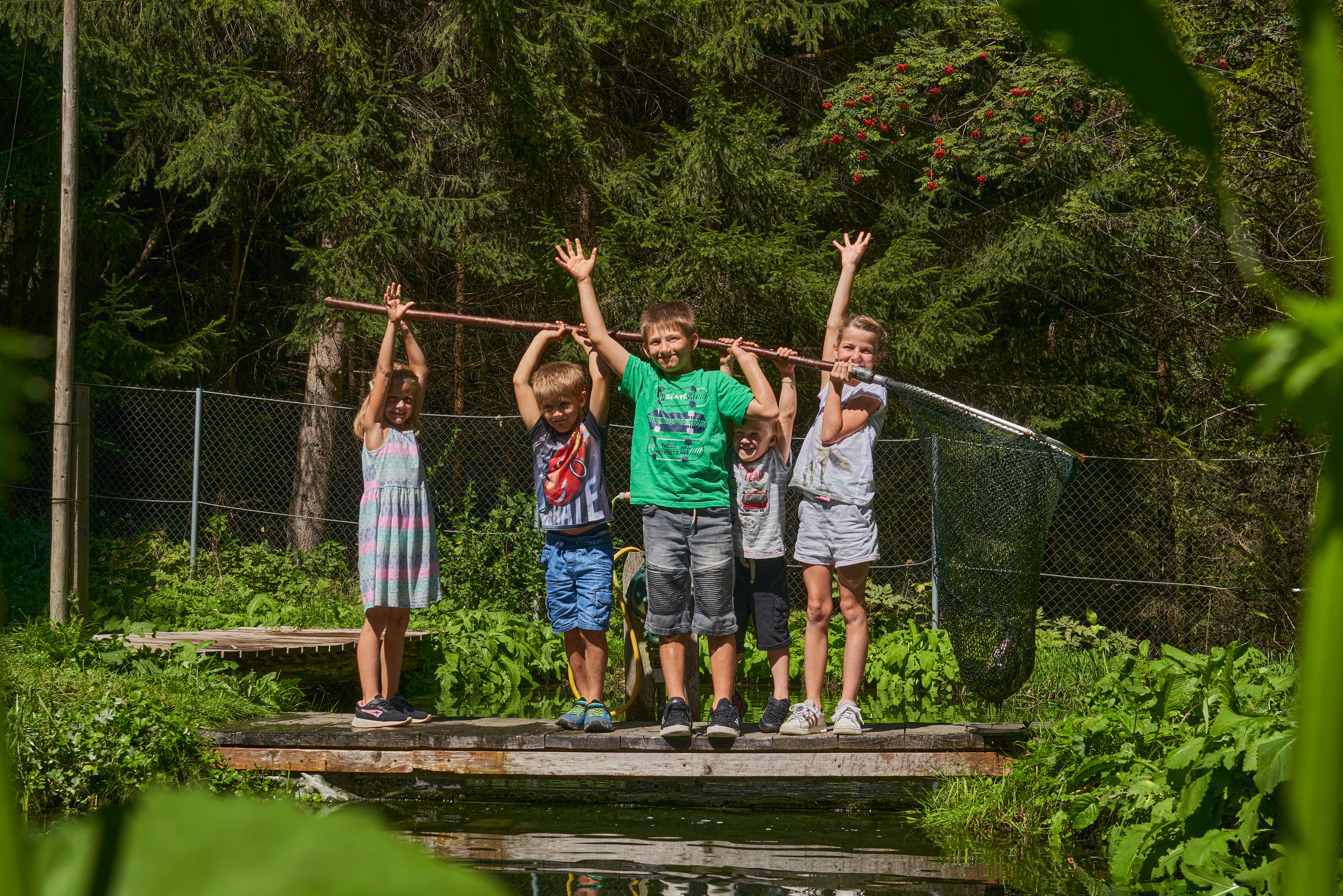 vakantie op de boerderij - Traktor fahren - Neustift im Stubaital - Ausflug zum hofeigenen Fischteich - Kinder-Erlebnisbauernhof Lenelerhof