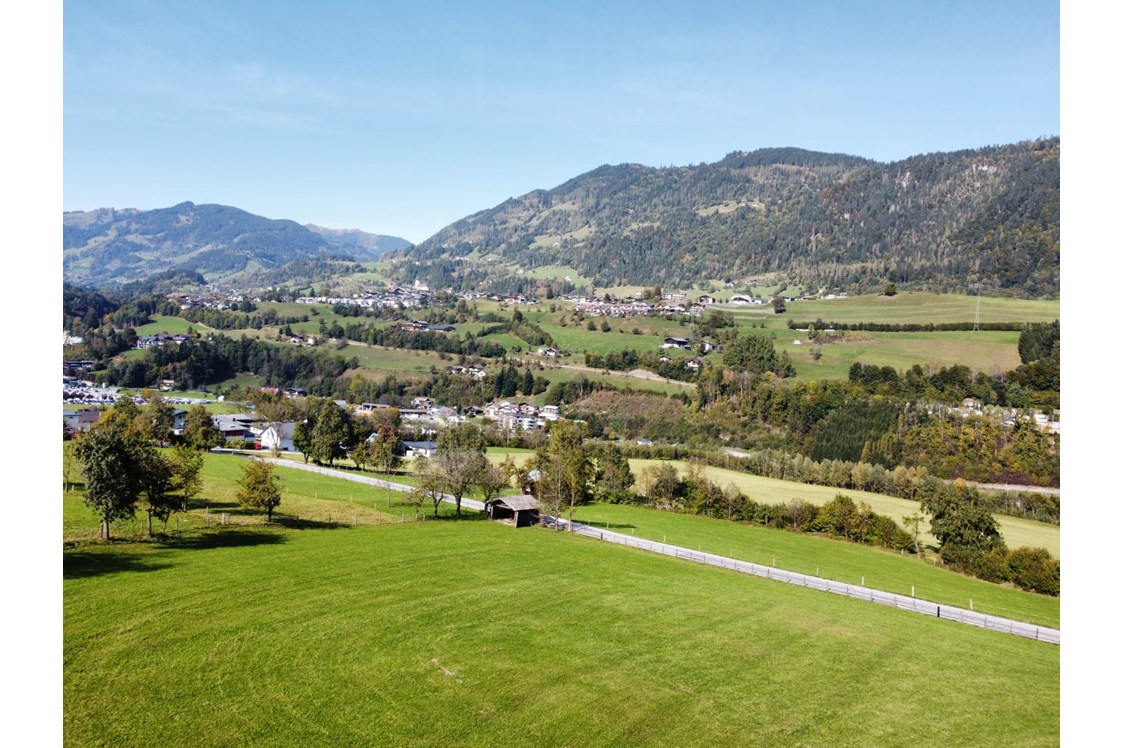 Ferien Bauernhof: Aussicht in Richtung Schwarzach bzw. St. Veit - Bauernhof Sonnenhuab 