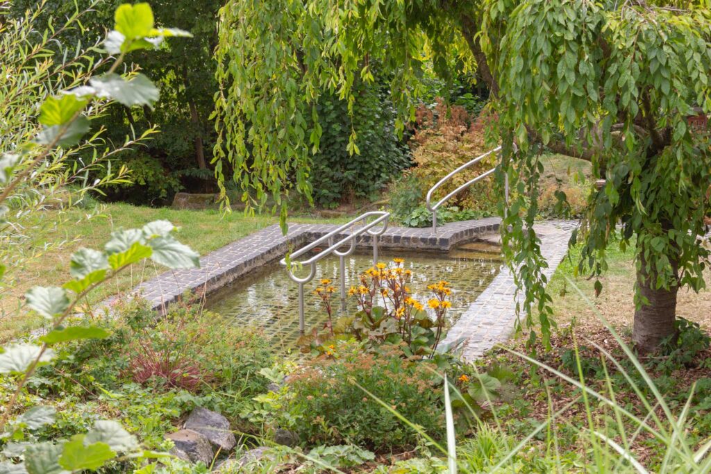 Ferien Bauernhof: Kneippbecken Tretbecken - Wellness Bauernhof Weihersmühle