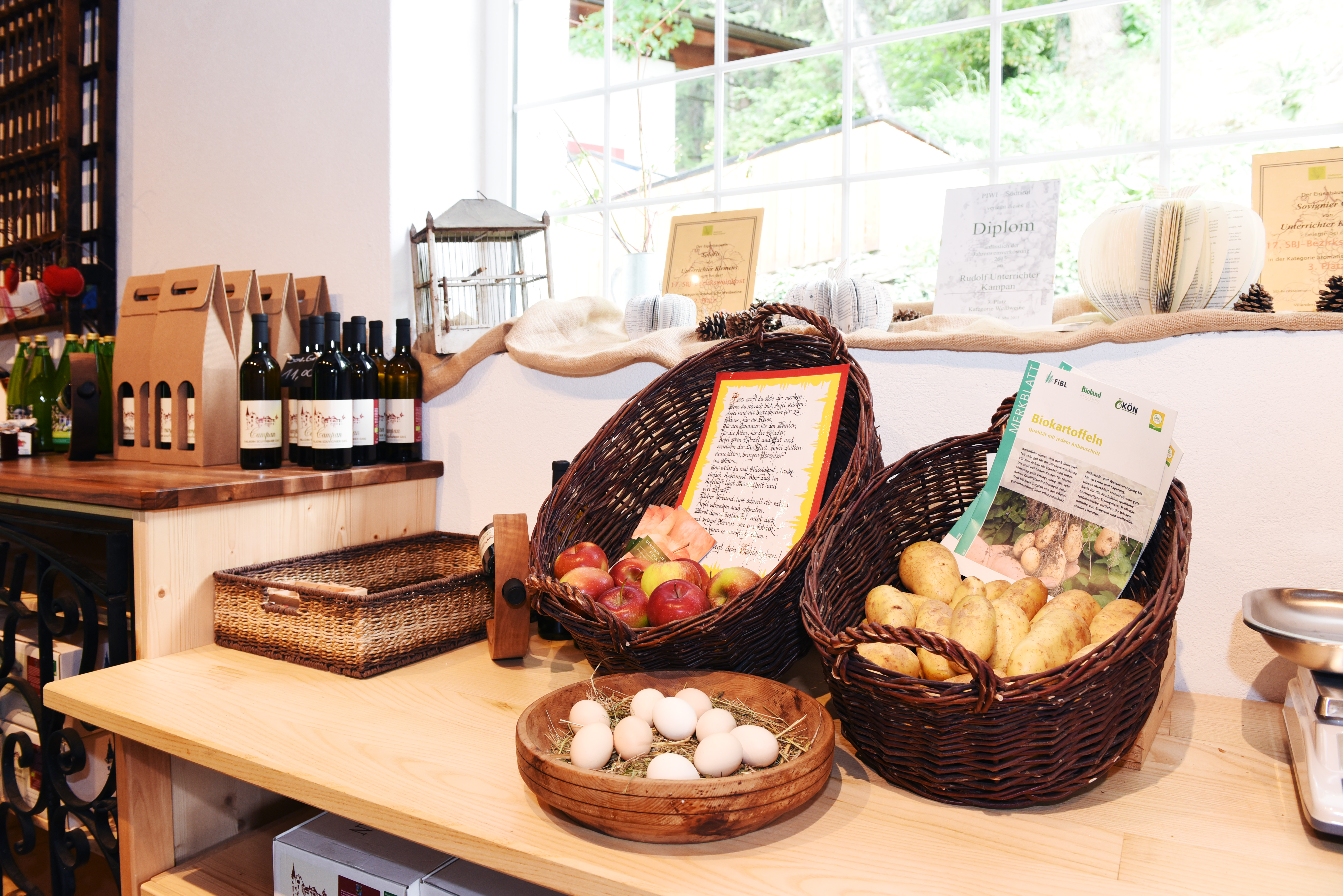 Ferien Bauernhof: im Hofladen gibt es Wein, Kartoffeln, Äpfel usw. - Biogutshof Castel Campan