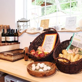 Ferien Bauernhof: im Hofladen gibt es Wein, Kartoffeln, Äpfel usw. - Biogutshof Castel Campan