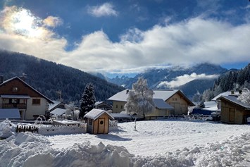 Ferien Bauernhof: winterlicher Ausblick von der Wohnungsterrasse - Hof Summerer