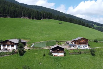 Ferien Bauernhof: Hoch über dem Ultental, auf 1.454 Metern, liegt der Ortlerhof der Familie Staffler. Angekommen auf unserem Bauernhof, umgeben von grünen Wiesen und Nadelwäldern, können Sie klare Luft einatmen und die Bergwelt genießen. - Ortlerhof im Ultental