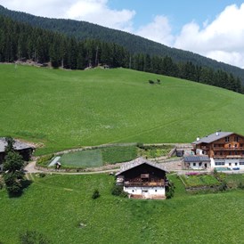 Ferien Bauernhof: Hoch über dem Ultental, auf 1.454 Metern, liegt der Ortlerhof der Familie Staffler. Angekommen auf unserem Bauernhof, umgeben von grünen Wiesen und Nadelwäldern, können Sie klare Luft einatmen und die Bergwelt genießen. - Ortlerhof im Ultental
