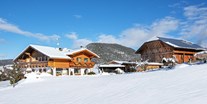 Urlaub auf dem Bauernhof - Fahrzeuge: Heuwender - Italien - Titelbild Winter Außenansicht - Binterhof