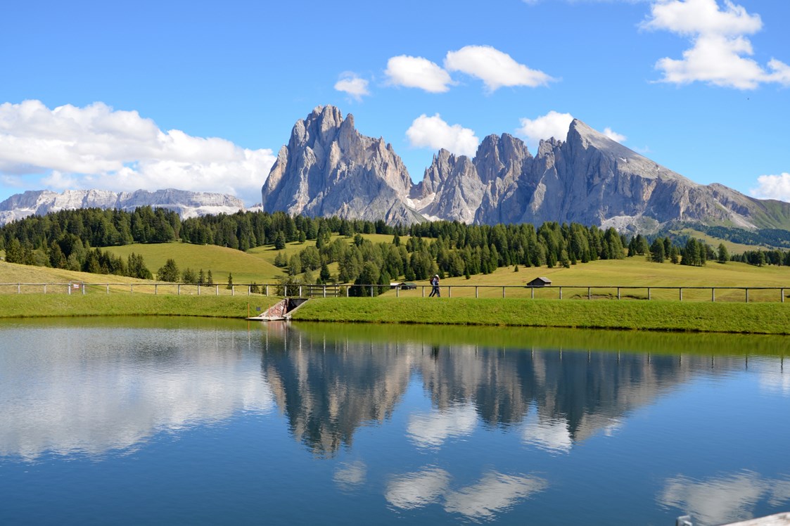 Ferien Bauernhof: Seiser Alm Sommer:  Immer wieder schön: Wandern in Südtirol beim Wanderurlaub in den Dolomiten
Ihr Wanderurlaub auf der Seiser Alm, der größten Hochalm Europas - Binterhof