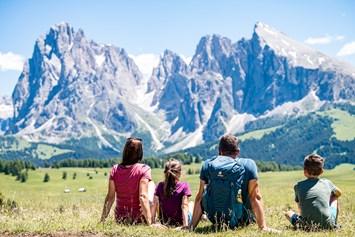 Ferien Bauernhof: Wandern Sommer Seiser Alm: So abwechslungsreich… so schön: Wandern mit Kindern in Südtirol
Erlebnisreiches Wandern mit Kindern in Südtirol auf der Seiser Alm, im Naturpark Schlern-Rosengarten & in den Dolomiten - Binterhof