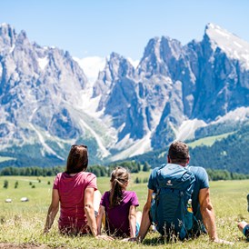 Ferien Bauernhof: Wandern Sommer Seiser Alm: So abwechslungsreich… so schön: Wandern mit Kindern in Südtirol
Erlebnisreiches Wandern mit Kindern in Südtirol auf der Seiser Alm, im Naturpark Schlern-Rosengarten & in den Dolomiten - Binterhof