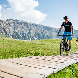 Ferien Bauernhof: Fahrradtouren Sommer: 600 km Radwege auf 2 Höhen
Paradiesisch: Bikeurlaub in den Dolomiten - Binterhof