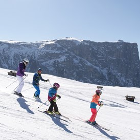 Ferien Bauernhof: Skifahren Seiser Alm: Das größte Skigebiet in den Dolomiten Südtirol: Seiser Alm/Val Gardena
Skifahren in Südtirol auf Traumpisten mit fantastischem Bergpanorama
Auf der Seiser Alm lässt sich der Skiurlaub in Südtirol optimal mit einem einzigartigen Landschaftserlebnis verbinden. Auf den sonnenverwöhnten, breiten Pisten kommen insbesondere Genuss-Skifahrer voll auf ihre Kosten: Anfänger können sich in diesem Skiurlaub in Südtirol an das Skifahren herantasten, während es erfahrene Skifahrer auf die roten und schwarzen Pisten zieht. - Binterhof