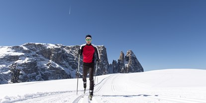 Urlaub auf dem Bauernhof - Urlaub auf der Alm - Ein Mekka für Langlaufurlaub in Südtirol mit 80 km Loipen
Wer Langlaufurlaub in Südtirol genießen will, ist auf den Loipen der Seiser Alm im Herzen der Dolomiten genau richtig. 80 Kilometer Sonnenloipen verführen auf einer Höhenlage zwischen 1.800 und 2.200 Metern zum Langlaufen über die Seiser Alm. Die Loipen sind doppelt oder vierfach gespurt und ausgezeichnet präpariert. Ob Skating oder klassischer Langlaufstil, Anfänger oder Profis: Die Seiser Alm in Südtirol bietet für jeden Geschmack die passenden Loipen. Beim Langlauf über die Seiser Alm erleben Sie die herrliche Weite von Europas größter Hochalm und die Bergwelt der Dolomiten - UNESCO Welterbe - hautnah: Langkofel, Plattkofel und Schlern sind zum Greifen nahe. Neben Landschaftsgenuss und sportlicher Herausforderung bietet Langlaufurlaub in Südtirol auch kulinarischen Hochgenuss: Zahlreiche Hütten entlang der Loipen laden zum Verweilen ein und tischen in gemütlicher Atmosphäre traditionelle Südtiroler Speisen auf. - Binterhof