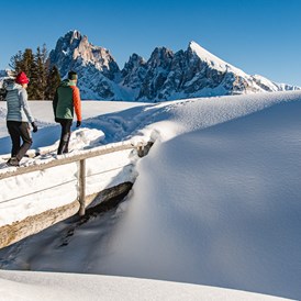 Ferien Bauernhof: Traumhafte Landschaft. Faszinierende Stille. Eine Wohltat!
Winterwandern in Südtirol: Die Dolomiten locken.
Die schönsten Winter-Wandertouren in den Dolomiten.
Über 60 Kilometer gespurte Winterwanderwege führen zu den schönsten Aussichtspunkten der gesamten Dolomitenregion Seiser Alm. Entdecken Sie die schönsten Wintertouren rund um die Seiser Alm in Südtirol.

Alle Winterwanderwege auf der Seiser Alm können außerdem als Schneeschuhwanderwege genutzt werden. - Binterhof