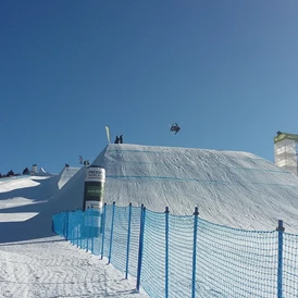 Ferien Bauernhof: Erleben Sie das Freestyle Paradies in den Alpen.
Snowpark Seiser Alm
Der größte Snowpark in Südtirol.
Mit einer Parkline von 1,5 Kilometer Länge und rund 40 Obstacles erwartet euch der Snowpark Seiser Alm auf der größten Hochalm Europas. Mit seinen Rails, Kicker, Boxen und Whoops bietet der Snowpark allen, die sich dem Freestyle verschrieben haben, ein abwechslungsreiches Angebot: Easy Family Line, Medium- und Pro-Line lassen keine Wünsche offen. Im oberen Teil des Parks bieten die Easy Family und Medium-Lines den Boardern und Freeskiern jede Menge Action. Die Pro-Line im unteren Bereich besticht durch ihre anspruchsvollen Kicker für fortgeschrittene Rider. Eine Besonderheit im Snowpark Seiser Alm in Südtirol ist die Wood Line: Die Obstacles sind hier aus Holz. - Binterhof