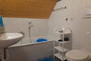 Ferien Bauernhof: Bad mit Wanne und Dusche in Wohnung 3 - Ferienwohnungen Oberwieserhof