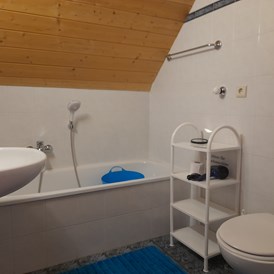 Ferien Bauernhof: Bad mit Wanne und Dusche in Wohnung 3 - Ferienwohnungen Oberwieserhof