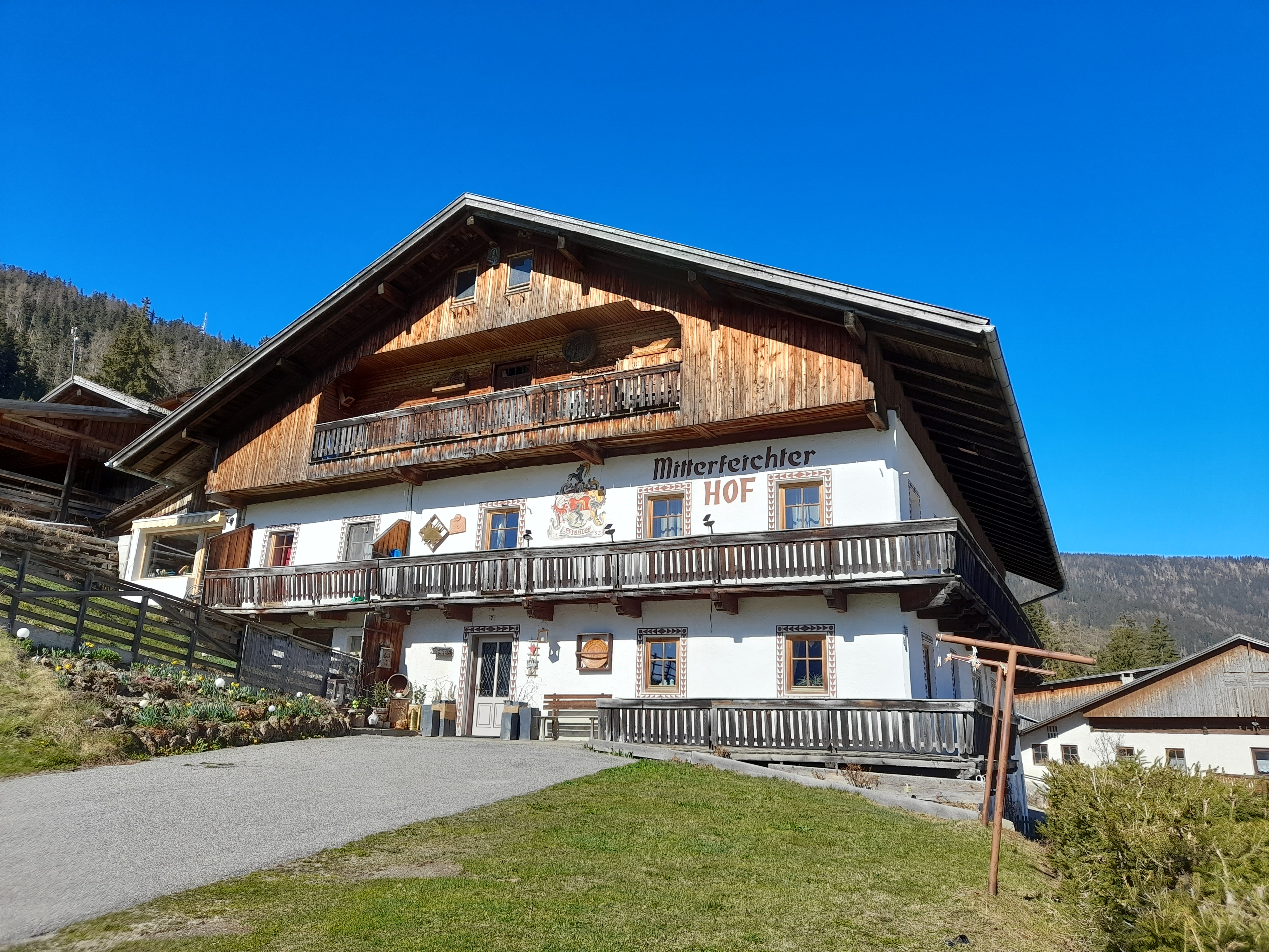 Urlaub auf dem Bauernhof - Blumen-Klassifizierung: 2 Blumen - St. Martin 35 - Der traditionell gehaltene Mitterfeichterhof befindet sich etwa in 4 km Entfernung vom Zentrum in Toblach, eingebettet in die Naturlandschaft Südtirols. Umgeben von Wiesen und Wäldern können Sie hier, etwas abseits des großen Rummels, Ihre Seele baumeln lassen. Vor allem nach langen Sommerwanderungen gibt es nichts Schöneres, als auf Ihrem Zimmerbalkon den Ausblick auf das Haunoldmassiv bei einem Glas Wein zu genießen. Die Skiregion Drei Zinnen mit Ihren unzähligen Wintersportangeboten befindet sich in unmittelbarer Nähre und dient als idealer Ausganspunkt für Winterwanderungen, Rodelausflüge oder Langlauferlebnisse. Verpassen Sie jedoch nicht die einzigartigen Herbstfarben unserer Region. Wenn Sie im September oder Oktober bei Sonnenaufgang einen Blick aus Ihrem Zimmerfenster werfen, so erstrahlt das von der Sonne rot gefärbte Haunoldmassiv direkt vor Ihren Augen. - Mitterfeichterhof