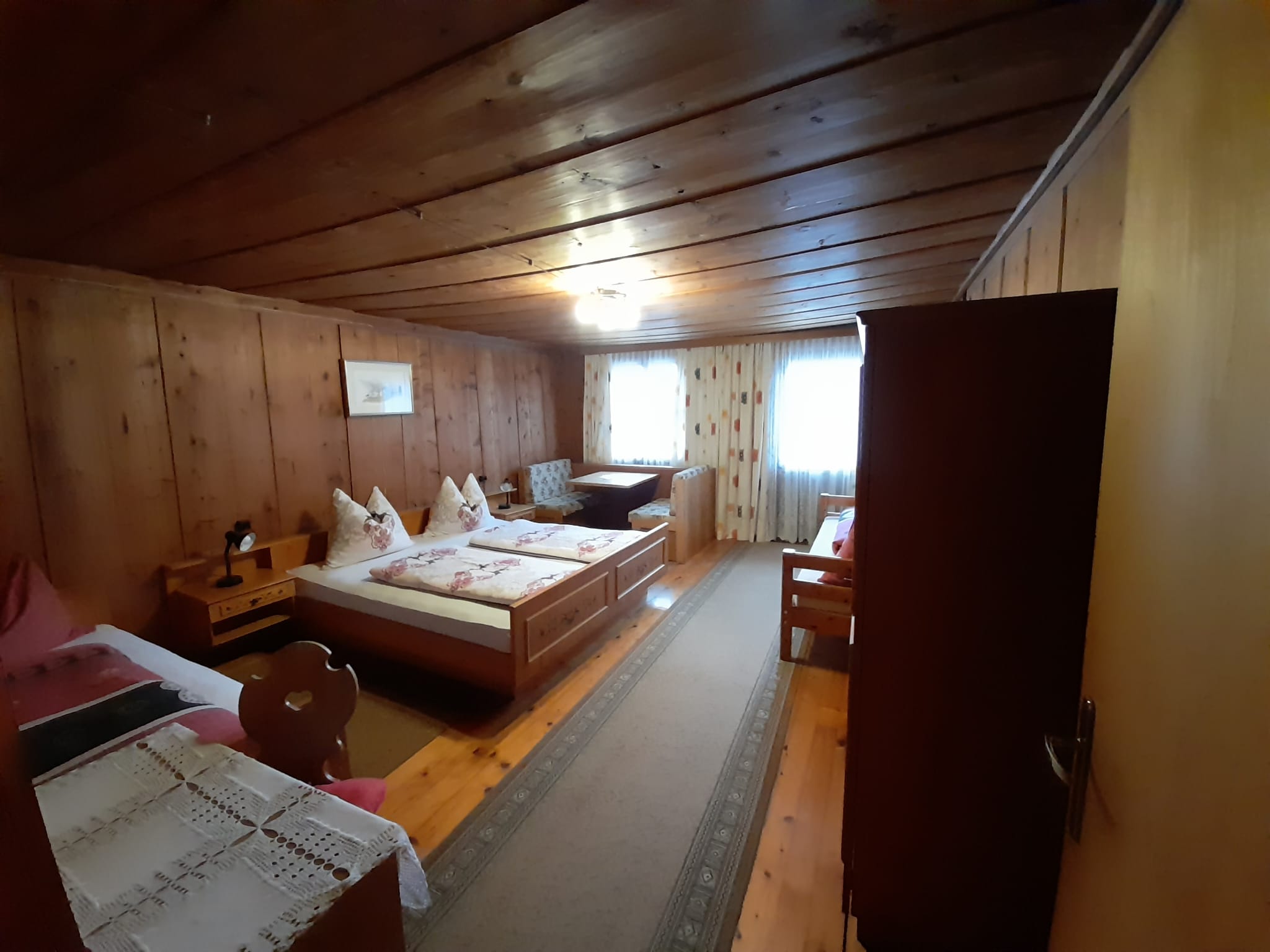 Urlaub auf dem Bauernhof - Blumen-Klassifizierung: 2 Blumen - St. Martin 35 - Waldgeflüster:
4 Personen
Eigenes Badezimmer
Dusche, Waschbecken, WC
Vorraum
Südbalkon mit Panoramablick richtung Haunoldgebirge - Mitterfeichterhof