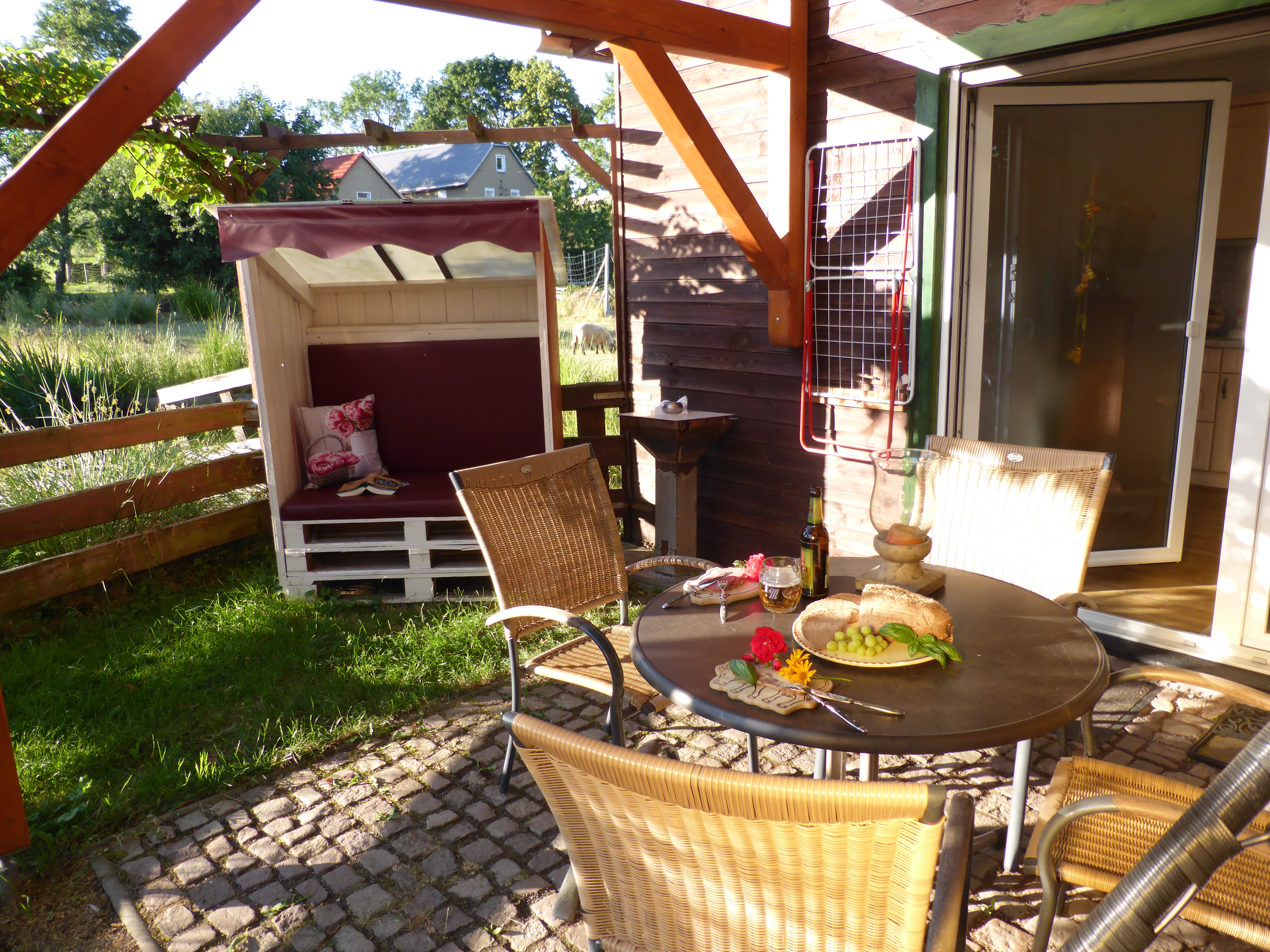 Ferien Bauernhof: Terrasse Ferienhaus " Bienenstock"  - Ferienhof Wolschendorf