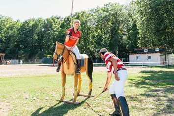 Ferien Bauernhof: Polounterricht auf dem Holzpferd - Landgut Schönwalde
