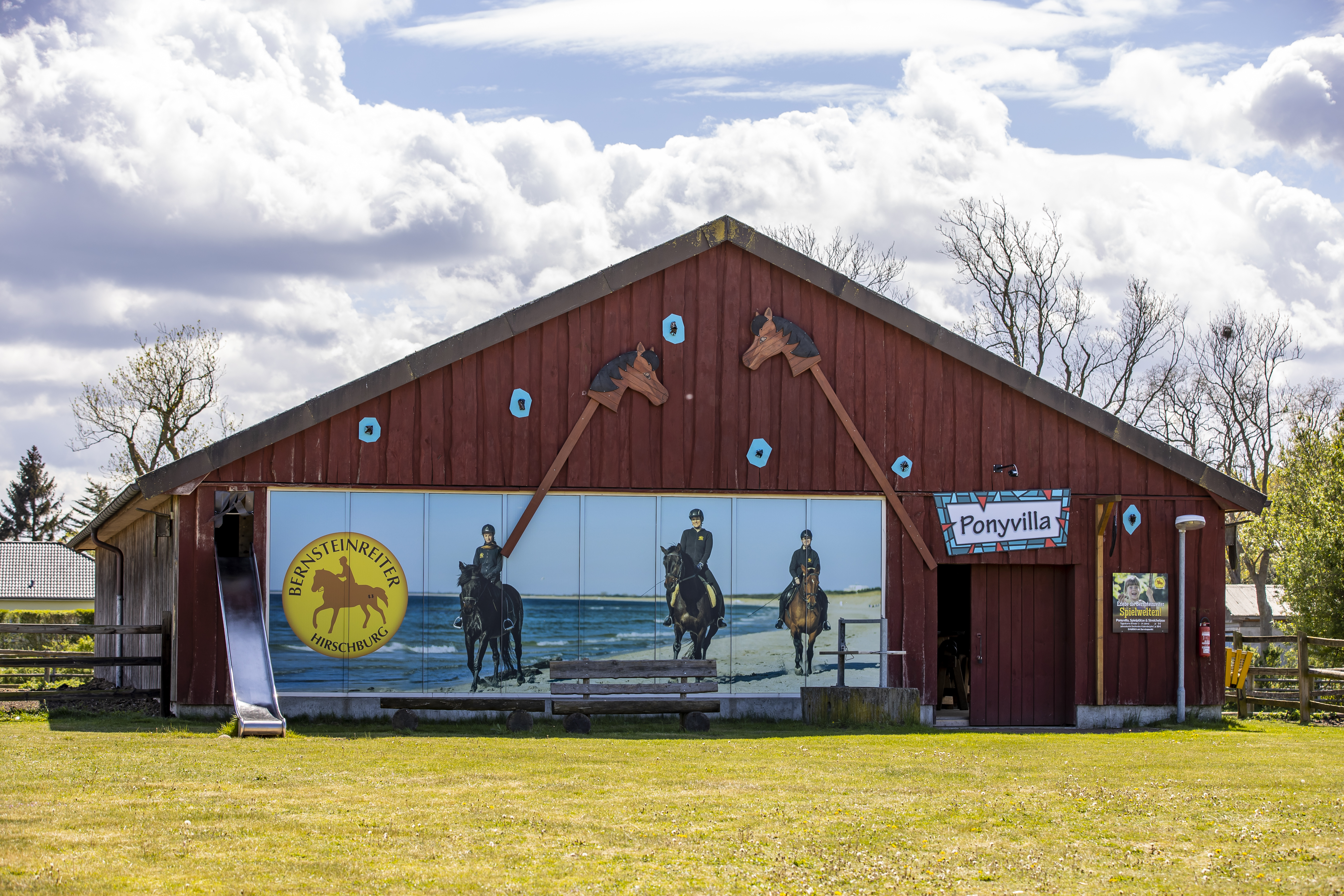 Ferien Bauernhof: Indoorspielbereich "Ponyvilla" - Bernsteinland Hirschburg