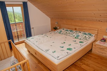Ferien Bauernhof: Schlafzimmer mit Gitterbett - Bio-Bergbauernhof Möslhof