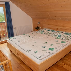 Ferien Bauernhof: Schlafzimmer mit Gitterbett - Bio-Bergbauernhof Möslhof