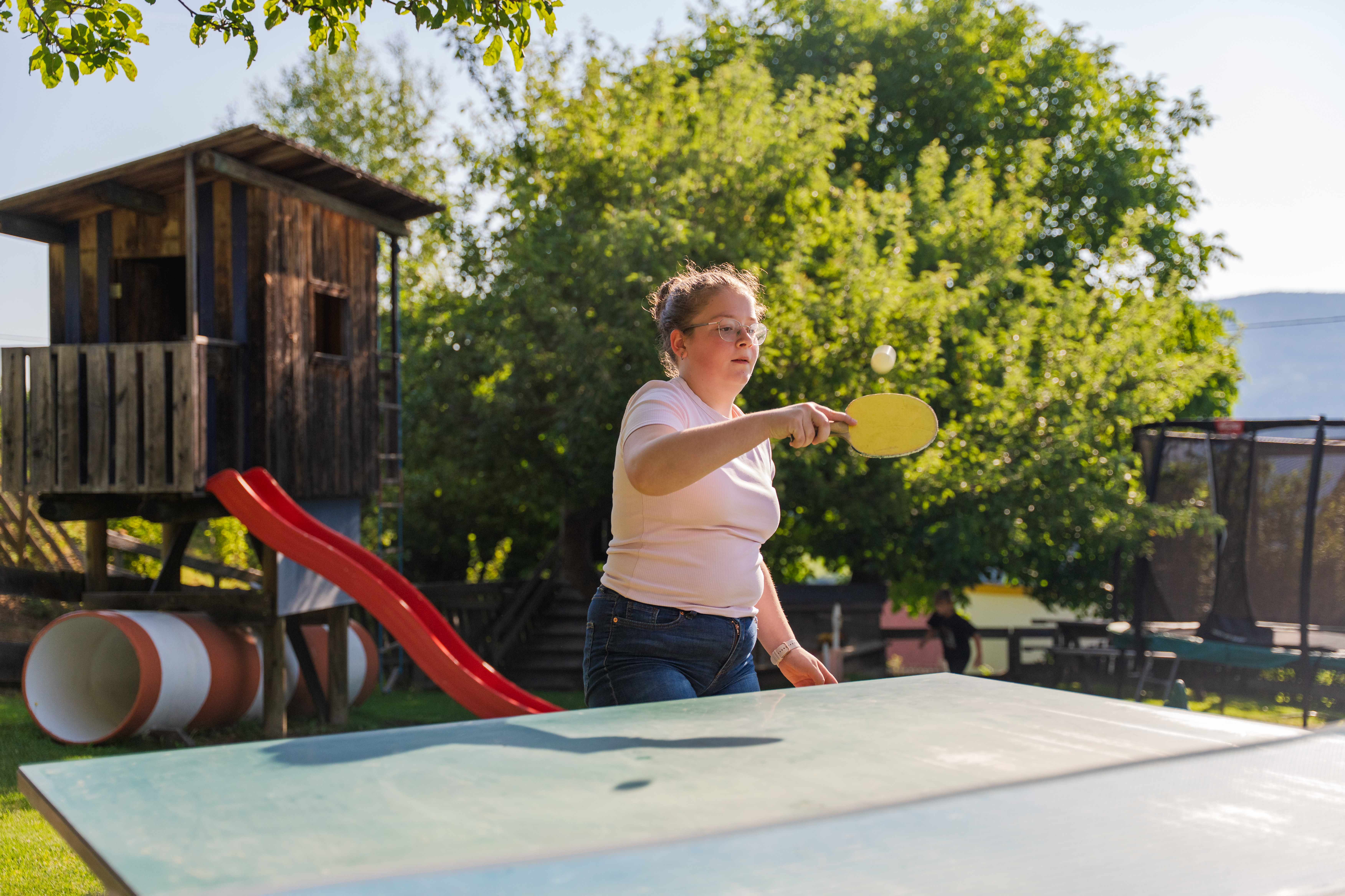 Ferien Bauernhof: Spaß für Groß und Klein am Erlebnisspielplatz bei Ferienwohnungen Perhofer. Tischtennis ein vergnügen für die ganze Familie. - Ferienwohnungen Perhofer - Activities, outdoor area, Summer
