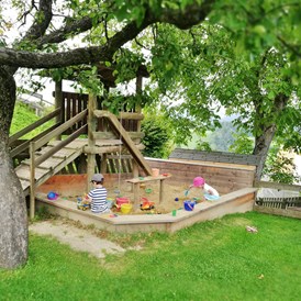 Ferien Bauernhof: Sandkiste im Seilzug - Treffpunkt für die Kleinen - Kindererlebnis-Bauernhof Perhofer