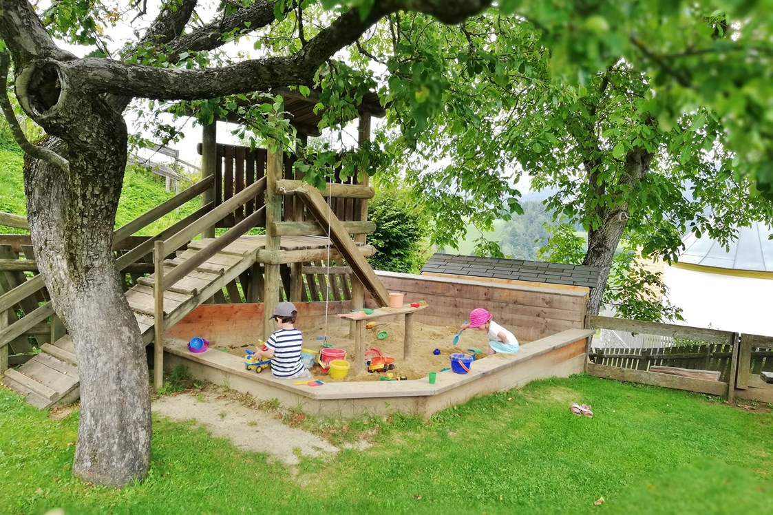 Ferien Bauernhof: Sandkiste im Seilzug - Treffpunkt für die Kleinen - Kindererlebnis-Bauernhof Perhofer